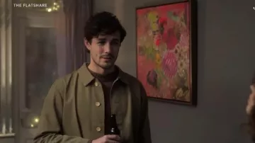 Manteau de tranchée porté par Mo (Jonah Hauer-King) comme on le voit dans The Flatshare Outfits (saison 1)