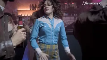 Chemise de cow-boy bleue portée par Tiffany (Jessica Brown Findlay) comme on le voit dans la garde-robe de la série télévisée The Flatshare (saison 1)