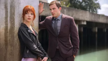 Chemise grise portée par Tyler (Nicholas Hoult) dans le film The Menu