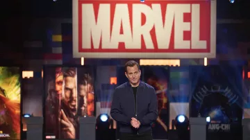 Chaqueta bomber azul con cremallera usada por Will Arnett como se ve en LEGO Masters (Temporada 3 Episodio 10)