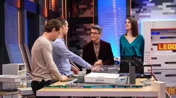 Chemisier en soie à col en V porté par Amy Corbett dans LEGO Masters (saison 3, épisode 10)