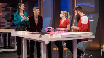 Chemise formelle à fleurs portée par Jamie Berard dans LEGO Masters (saison 3, épisode 10)