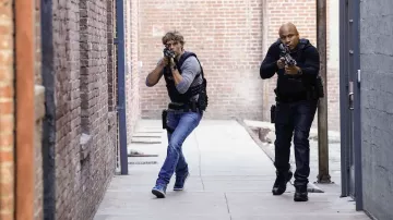 Pantalon en jean porté par Marty Deeks (Eric Christian Olsen) comme on le voit dans NCIS: Los Angeles TV show wardrobe (saison 14 épisode 8)