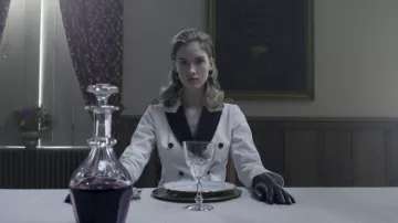 Veste blazer blanche et noire portée par Cimona (Valentina Dejanovic) vue dans Copenhagen Cowboy (saison 1)