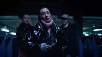 Doudoune portée par Mor Hulda (Li Ii Zhang) vue dans la série télévisée Copenhagen Cowboy (saison 1)