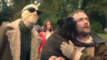 Lunettes de soleil Negative Man portées par Larry Trainor (Matt Bomer) dans la série télévisée Doom Patrol (saison 1, épisode 5)