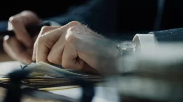 Montre portée par Williams (Bill Nighy) comme on le voit dans le film Living