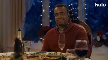 Pull rouge porté par Keegan (Tim Meadows) comme on le voit dans It’s a Wonderful Binge wardrobe