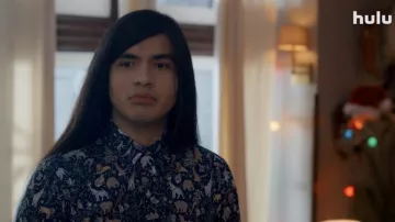 Chemise imprimée de Noël portée par Andrew (Eduardo Franco) comme on le voit dans It’s a Wonderful Binge outfits