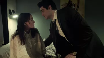 Chemise blanche boutonnée portée par Hannah Copeland (Fivel Stewart) comme on le voit dans la garde-robe de la série télévisée The Recruit (saison 1, épisode 1)