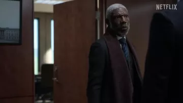 Foulard porté par Walter Nyland (Vondie Curtis-Hall) dans la série télévisée The Recruit (saison 1)