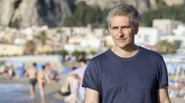 T-shirt bleu marine porté par Dominic Di Grasso (Michael Imperioli) dans la série télévisée The White Lotus (saison 2, épisode 5)