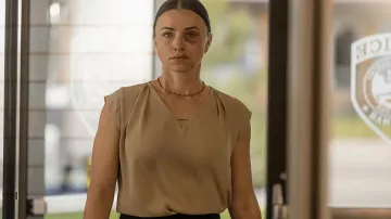 Blouse à col V porté par Hailey Brewer (Ashley Platz) comme on le voit à Yellowstone (saison 5 épisode 4)