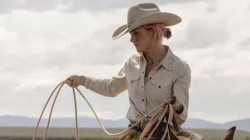 Chemise à boutons de cow-boy portée par Teeter (Jennifer Landon) vue dans la série télévisée de Yellowstone (S05E04)