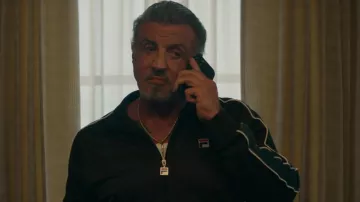 Chaqueta Fila usada por Dwight 'The General' Manfredi (Sylvester Stallone) vista en Tulsa King (S01E03)