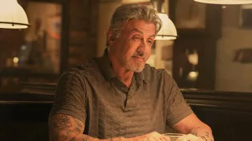 Polo con estampado geométrico usado por Dwight 'The General' Manfredi (Sylvester Stallone) visto en Tulsa King (S01E03)