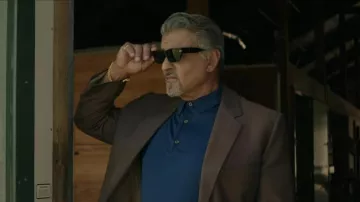 Polo azul usado por Dwight 'The General' Manfredi (Sylvester Stallone) visto en Tulsa King (S01E03)
