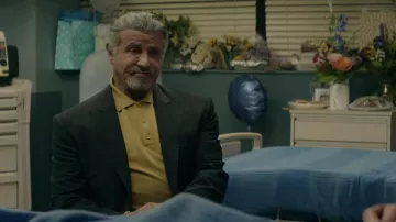 Polo amarillo mostaza usado por Dwight 'The General' Manfredi (Sylvester Stallone) en Tulsa King (S01E03)