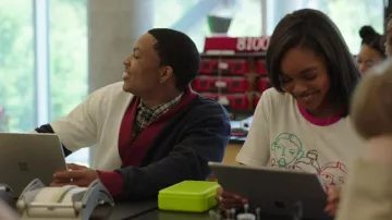 T-shirt imprimé porté par Callie (Marsai Martin) vu dans Fantasy Football