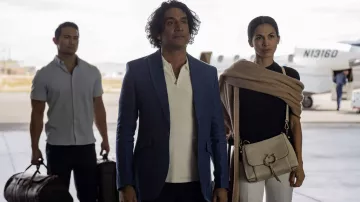 Sac à main en cuir porté par Thony (Elodie Yung) dans The Cleaning Lady Outfits (saison 2 épisode 9)
