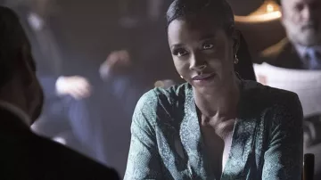 Haut imprimé serpent porté par Nina Richards (Deborah Ayorinde) comme on le voit dans la série télévisée Riches (saison 1)