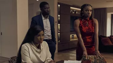 Robe rouge portée par Wanda Richards (Nneka Okoye) comme on le voit dans la série télévisée Riches (saison 1)