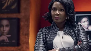 Chaqueta de chaqueta de cuero con cremallera usada por Claudia Richards (Sarah Niles) como se ve en Riches Wardrobe (Temporada 1)