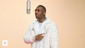 La veste blanche Kamad Paris portée par SDM dans son clip Hier Encore | A COLORS SHOW