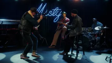 Baskets Nike portées par Harry Keshegian (Adam Goldberg) dans la garde-robe de la série télévisée The Equalizer (saison 3, épisode 7)