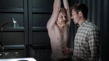 Chemise en flanelle à carreaux portée par Elias Voit (Zach Gilford) vue dans la série télévisée Criminal Minds (S16E03)