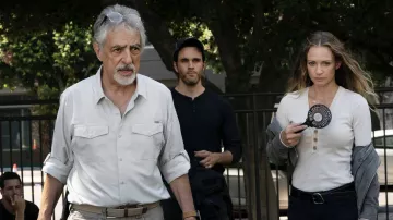 Chemise boutonnée portée par David Rossi (Joe Mantegna) vue dans Criminal Minds (S16E03)