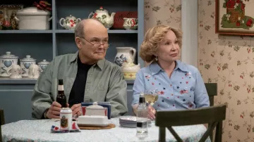 Camisa de mezclilla estampada con la bandera estadounidense usada por Kitty Forman (Debra Jo Rupp) como se ve en la serie de televisión That '90s Show (Temporada 1)