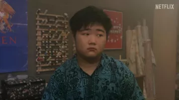 Chemise imprimée portée par Ozzie (Reyn Doi) comme on le voit dans That '90s Show Outfits (Saison 1)