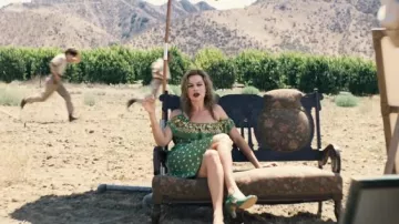Robe d’été verte portée par Nellie LaRoy (Margot Robbie) comme on le voit dans la garde-robe de Babylone