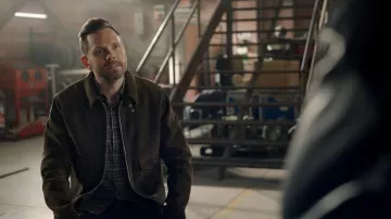 Veste zippée en daim portée par Sylvester Pemberton (Joel McHale) comme on le voit dans Stargirl Outfits de DC (saison 3 épisode 12)