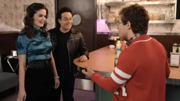 Haut en soie porté par Carla (Alex Jennings) comme on le voit dans la série télévisée The Goldbergs (saison 10 épisode 9)