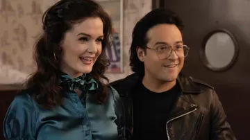 Veste zippée en cuir portée par Johnny Atkins (Sean Marquette) comme on le voit dans les tenues de la série télévisée The Goldbergs (saison 10 épisode 9)