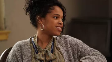 Cardigan porté par Taylor Garron dans Abbott Elementary Wardrobe (saison 2 épisode 9)