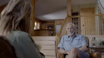 Chemise bleue à manches courtes portée par Harry (Frank Langella) comme on le voit dans le film Angry Neighbors