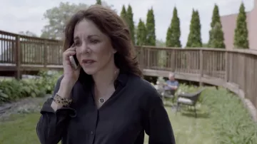 Collier pendentif en or de pierre noire porté par Chloé (Stockard Channing) comme on le voit dans les tenues du film Angry Neighbors