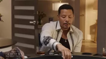 Chemise imprimée blanche portée par Quentin Spivey (Terrence Howard) dans la série télévisée The Best Man: The Final Chapters (saison 1)