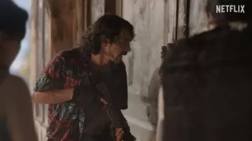 Chemise à imprimé floral portée par Topan (Abimana Aryasatya) comme on le voit dans le film The Big 4