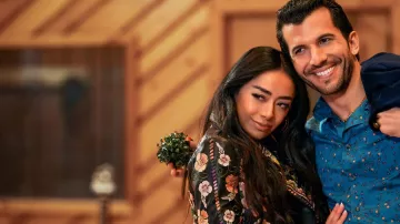 Veste en cuir floral portée par Angelina (Aimee Garcia) à Noël avec toi