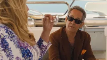 Veste blazer marron portée par Quentin (Tom Hollander) dans The White Lotus Wardrobe (S02E05)