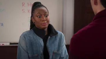 Veste en jean zippée Levis portée par Willow (Renika Williams) comme on le voit dans The Sex Lives of College Girls (S02E06)