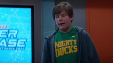 Camiseta verde de Nike Mighty Ducks usada por Nick Ganz (Maxwell Simkins) como se ve en el vestuario del programa de televisión The Mighty Ducks: Game Changers (Temporada 2 Episodio 10)