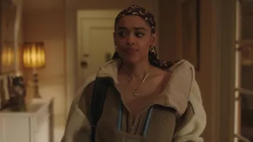 Collier pendentif en or porté par Zoya Lott (Whitney Peak) comme on le voit dans Gossip Girl Wardrobe (saison 2 épisode 1)