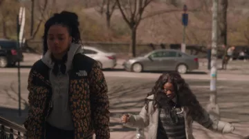 Sweat à capuche gris porté par Zoya Lott (Whitney Peak) vu dans l’émission de télévision Gossip Girl (S02E02)