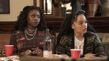 Cardigan imprimé porté par Zoya Lott (Whitney Peak) dans Gossip Girl Outfits (saison 2 épisode 2)
