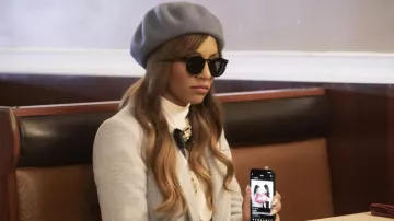 Lunettes de soleil noires portées par Monet de Haan (Savannah Lee Smith) dans les tenues de la série télévisée Gossip Girl (saison 2 épisode 1)